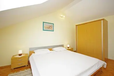 Krevet ili kreveti u jedinici u objektu Apartments Villa Rose - Economy Studio with Sea View and shared Terrace A3 crveni