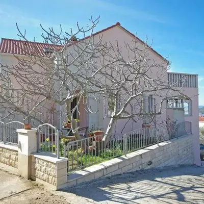 Apartments Villa Rose - Economy Studio with Sea View and shared Terrace A3 crveni