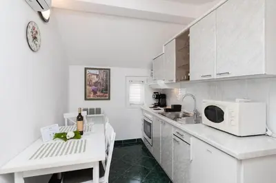 Kuhinja ili čajna kuhinja u objektu Apartments Roda - One Bedroom Apartment with Terrace Mira - ST
