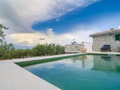 Bazen u objektu Holiday Home Bliss - Holiday Home with Outdoor Pool and Sea View ST ili u blizini