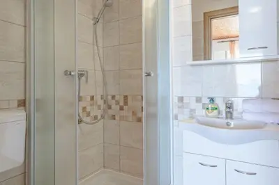 Kupaonica u objektu Rooms Sani - Double Room with Terrace and Sea View S1