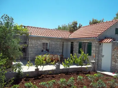 Vrt u objektu Holiday Home in Mirca with terrace
