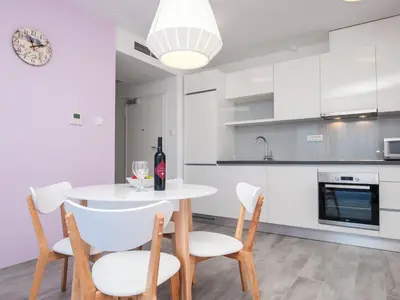 Kuhinja ili čajna kuhinja u objektu Apartments Dva Galeba - One Bedroom Apartment with Terrace 102