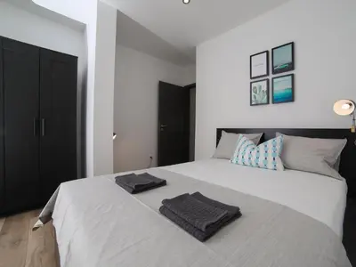 Krevet ili kreveti u jedinici u objektu Apartments Marti - Three Bedroom Apartment with Balconies and Sea View - ST