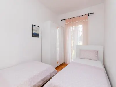 Krevet ili kreveti u jedinici u objektu Apartments Marti - Four Bedroom Apartment with Terrace and Sea View - ST