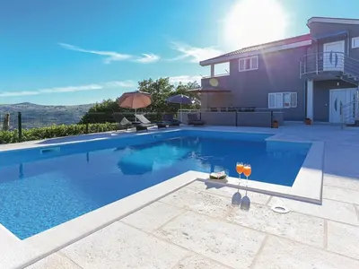 Bazen u objektu Apartment Villa IN - Four-Bedroom Apartment with Private Pool ili u blizini