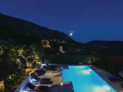 Pogled na planine ili pogled na planine iz vila