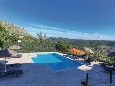Pogled na planine ili pogled na planine iz vila