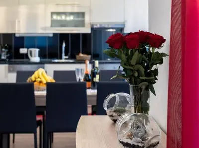 Kuhinja ili čajna kuhinja u objektu Apartments Palma - Two Bedroom Apartment with Balcony and Sea View Veliki