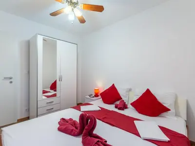 Krevet ili kreveti u jedinici u objektu Apartments Palma - Two Bedroom Apartment with Balcony and Sea View Veliki