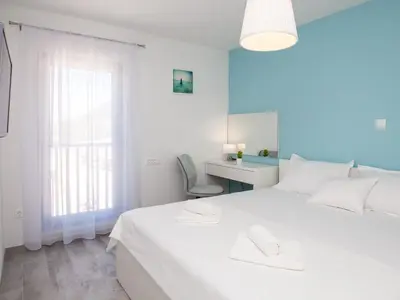 Krevet ili kreveti u jedinici u objektu Apartments Dva Galeba - One Bedroom Apartment with Sea View 204