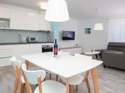 Kuhinja ili čajna kuhinja u objektu Apartments Dva Galeba - One Bedroom Apartment with Sea View 204