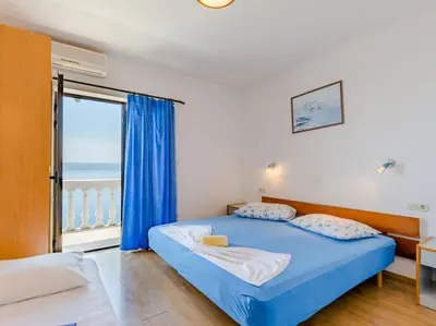Krevet ili kreveti u jedinici u objektu Villa Kosa - Two Bedroom Apartment with Balcony and Sea View A2 Plavi