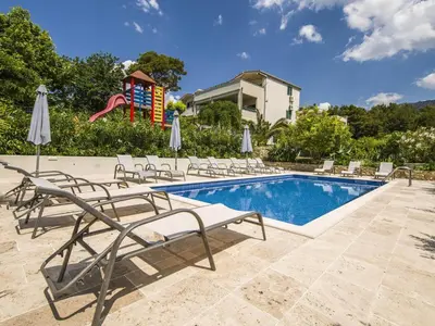 Bazen u objektu Villa Dvori Vi kovi-Seven Bedroom Villa with Swimming Pool ili u blizini