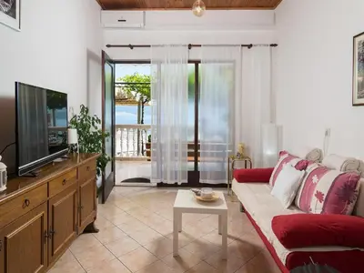 TV i/ili zabavni centar u objektu Apartment Tomas with balcony and sea view