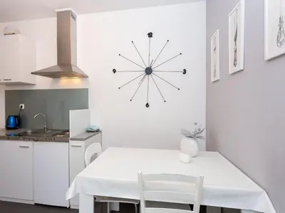Kuhinja ili čajna kuhinja u objektu Apartments Magdales - Two Bedroom Apartment with Balcony A1