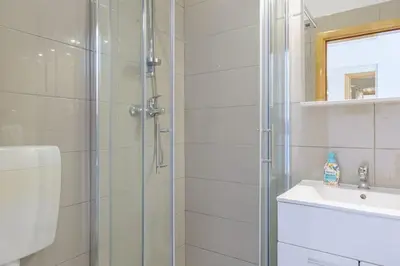 Kupaonica u objektu Apartments Hope Dugi Rat - Standard One-Bedroom Apartment with Terrace and Sea View A3