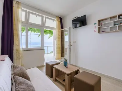TV i/ili zabavni centar u objektu Apartments Hope Dugi Rat - Standard One-Bedroom Apartment with Terrace and Sea View A3
