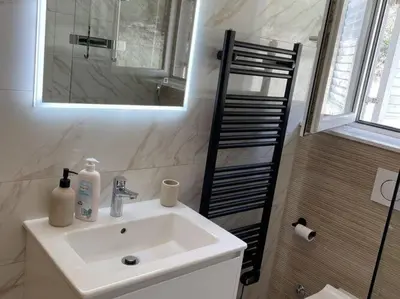 Kupaonica u objektu Magdales - Comfort Three Bedroom Apartment