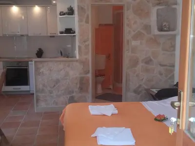 Kuhinja ili čajna kuhinja u objektu Holiday Home Pavarotti-Three Bedroom Holiday Home with Terrace
