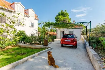 Vrt u objektu Villa Stella - Two Bedroom Apartment with Balcony and Sea View Marilena