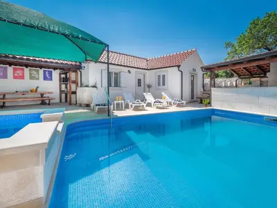 Bazen u objektu Holiday home krika -Three Bedroom Home with heated Pool and Jacuzzi ili u blizini