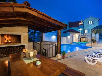 Bazen u objektu Holiday home krika -Three Bedroom Home with heated Pool and Jacuzzi ili u blizini
