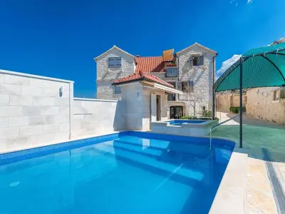 Bazen u objektu Holiday home krika -Three Bedroom Home with heated Pool and Jacuzzi ili u blizini