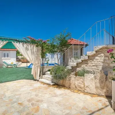 Holiday home krika -Three Bedroom Home with heated Pool and Jacuzzi