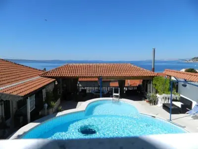 Bazen u objektu Villa Elit- Three Bedroom Apartment with Sea View Terrace Penthouse ili u blizini