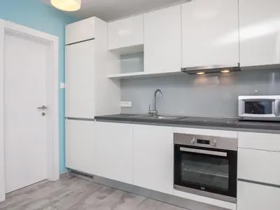 Kuhinja ili čajna kuhinja u objektu Apartments Dva Galeba - One Bedroom Apartment with Sea View 105