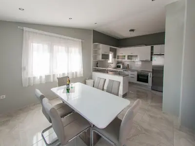 Kuhinja ili čajna kuhinja u objektu Apartments Anita-Luxury Three Bedroom Apartment with Terrace