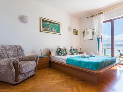 Krevet ili kreveti u jedinici u objektu Apartments Sunrise Duilovo -Three Bedroom Apartment with Sea View Terrace
