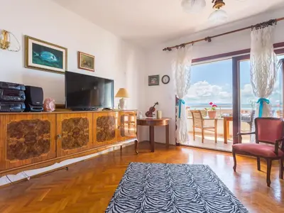 TV i/ili zabavni centar u objektu Apartments Sunrise Duilovo -Three Bedroom Apartment with Sea View Terrace