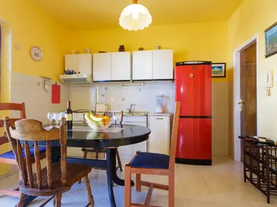 Kuhinja ili čajna kuhinja u objektu Apartments Sunrise Duilovo -Three Bedroom Apartment with Sea View Terrace