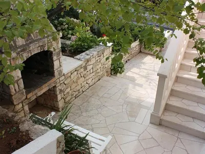 Vrt u objektu Apartments Ivo - One bedroom apartment with terrace and sea view A5