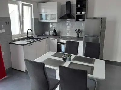 Kuhinja ili čajna kuhinja u objektu Apartments Dobrila - One Bedroom Apartment with Terrace and sea view - B1