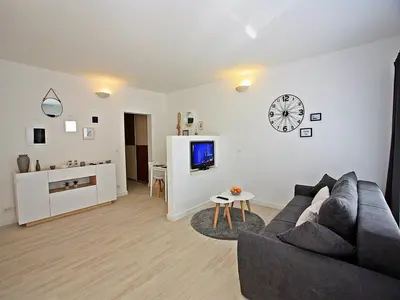 TV i/ili zabavni centar u objektu Apartments Tomy - One Bedroom Apartment with Balcony and Sea view Apartment 1