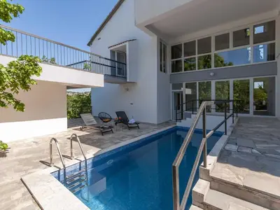 Bazen u objektu Villa Green Castle - Five bedroom villa with swimming pool ili u blizini