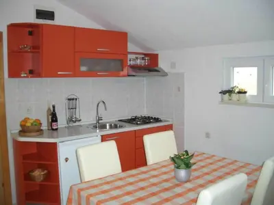 Kuhinja ili čajna kuhinja u objektu Apartment in Bol with balcony