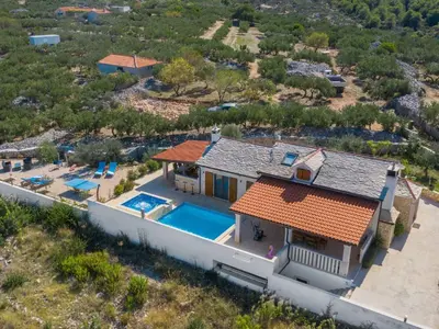 Bazen u objektu 4 bedroom villa with swimming pool ili u blizini