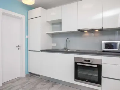 Kuhinja ili čajna kuhinja u objektu Apartments Dva Galeba - Premium One Bedroom Apartment with Sea View 103