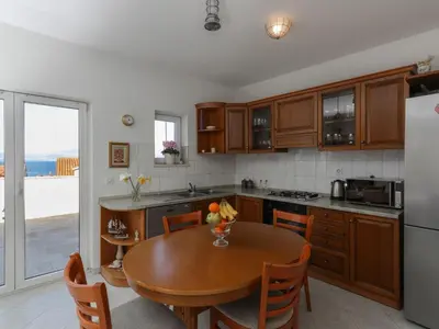 Kuhinja ili čajna kuhinja u objektu Apartment Perina - Comfort Two Bedroom Apartment with Terrace and Sea View