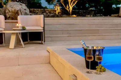 Bazen u objektu Seaside Villa Vesna ili u blizini