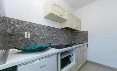 Kuhinja ili čajna kuhinja u objektu Apartmani Makarska 10