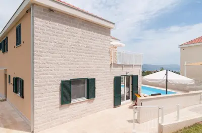 Bazen u objektu Dinoti Villas ili u blizini