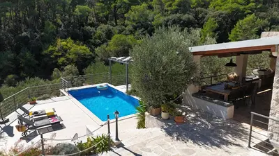 Bazen u objektu Villa Brač ili u blizini