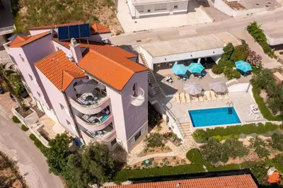 Bazen u objektu Apartments PERIC ili u blizini