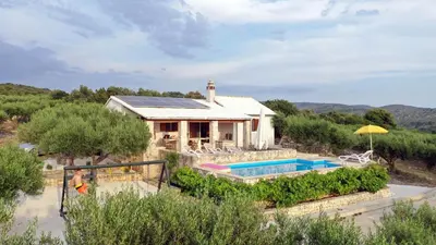 Bazen u objektu Holiday Home Stomorica ili u blizini
