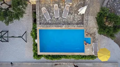 Bazen u objektu Holiday Home Stomorica ili u blizini